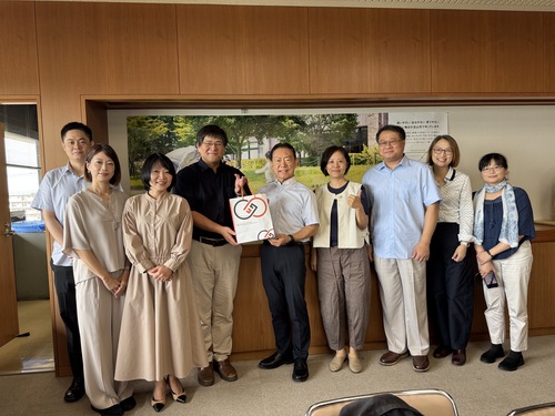 井崎義治市長接受中山教師團贈禮合影圖片