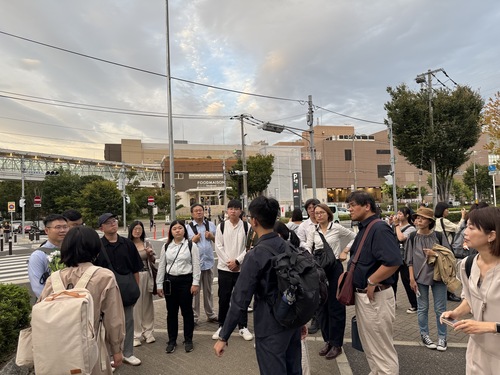 近藤美保副議長解說車站周邊規劃圖片
