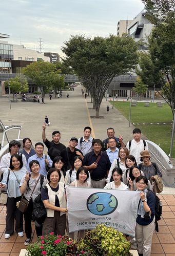 團員背後是流山大鷹之森站廣場圖片