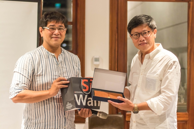 社創所洪世謙所長(左)致贈紀念品予周奕成圖片