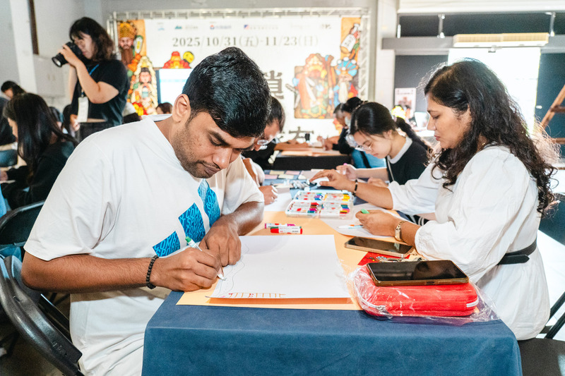 參與民眾認真投入圖片