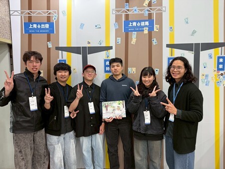 本所的劉緒宇同學（左二）、吳弦樺同學（左三）分享族語有聲繪本，以拍瀑拉族為主體，呈現平埔族的文化底蘊。圖片