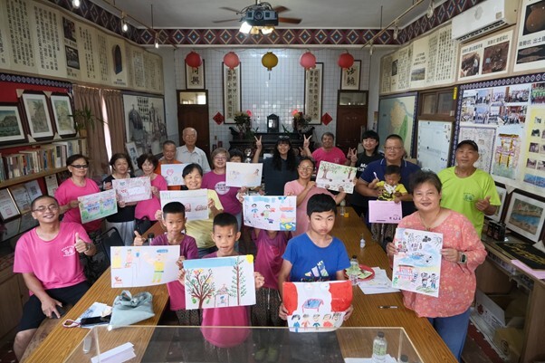 團隊與族親於繪本創作進行合照圖片