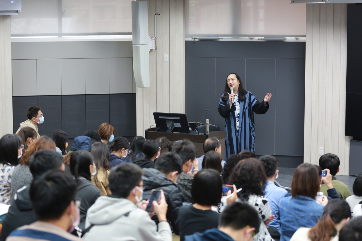 行政院政務委員唐鳳面對學生提問，包括時下最夯的「鮭魚之亂」、人工智慧AI發展到台灣未來新興職業等皆「來者不拒」，為學生指點迷津。圖片