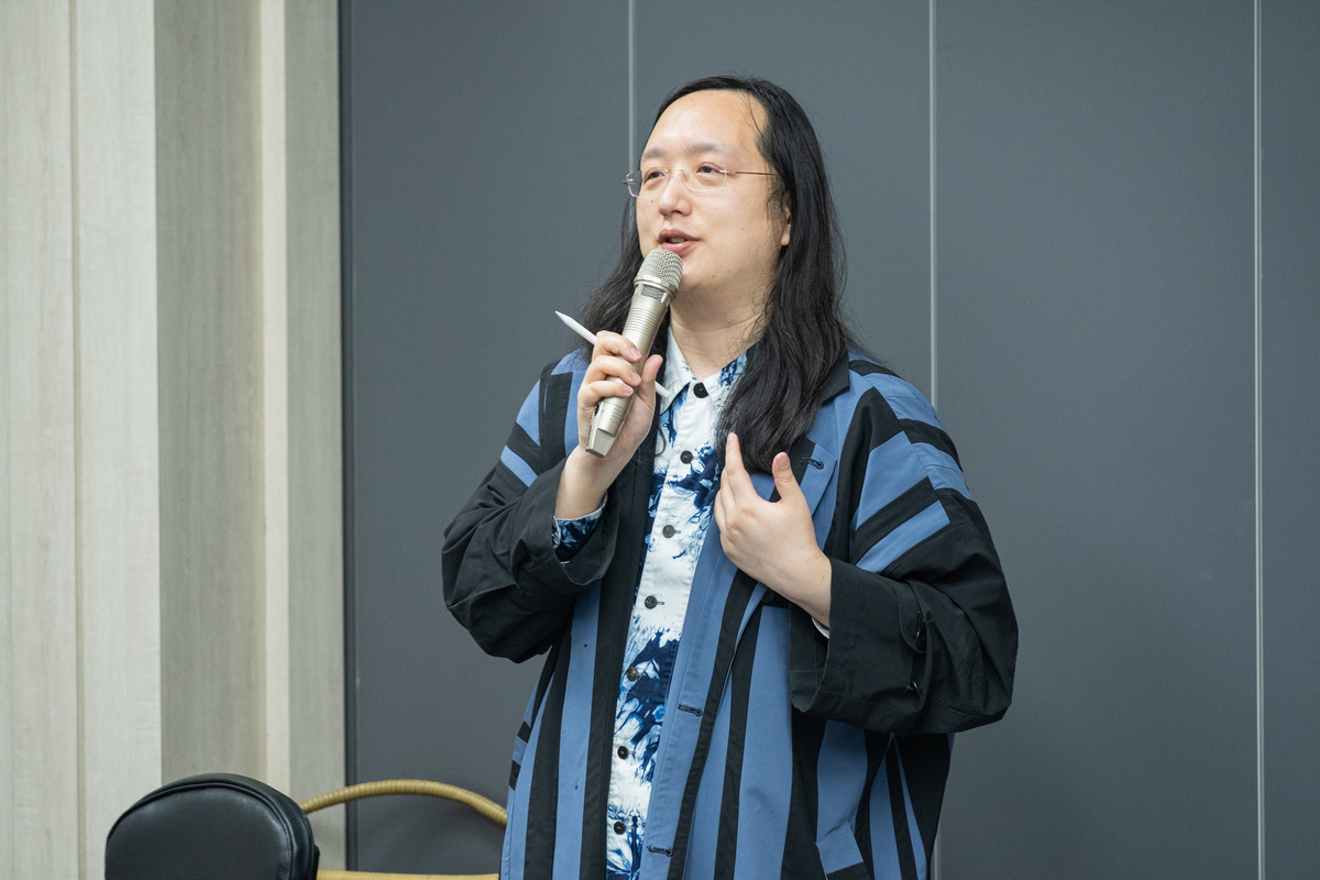 行政院政務委員唐鳳面對學生提問，包括時下最夯的「鮭魚之亂」、人工智慧AI發展到台灣未來新興職業等皆「來者不拒」，為學生指點迷津。圖 / 西灣學院提供圖片