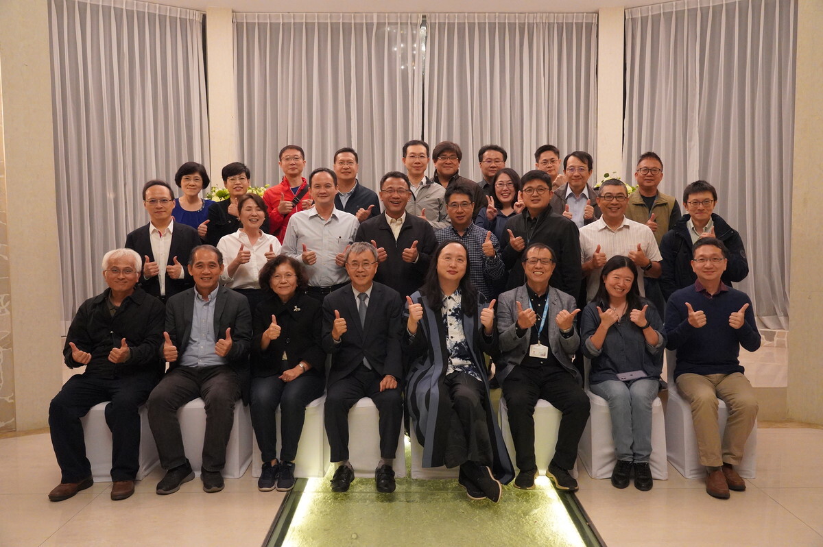 國立中山大學新設社會創新研究所，邀請行政院政務委員唐鳳(第一排右四)蒞校分享「台灣社會創新發展趨勢」。圖 / 西灣學院提供圖片