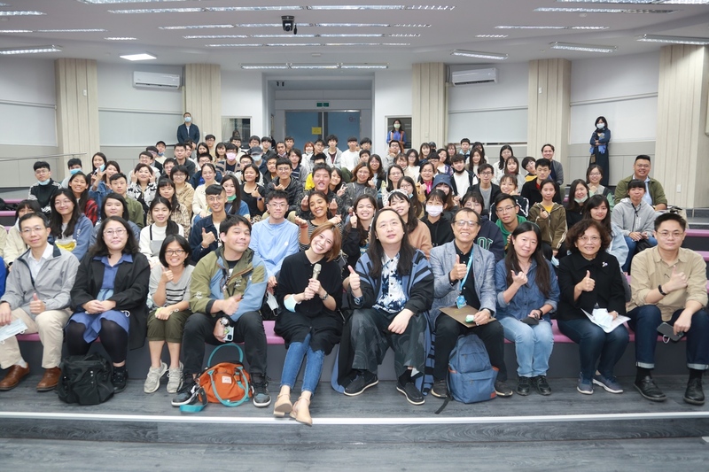 國立中山大學新設社會創新研究所，邀請行政院政務委員唐鳳(第一排右五)蒞校分享「台灣社會創新發展趨勢」，上百名學生擠爆會場。圖片
