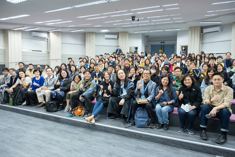 國立中山大學新設社會創新研究所，邀請行政院政務委員唐鳳(第一排右五)蒞校分享「台灣社會創新發展趨勢」，上百名學生擠爆會場。圖 / 西灣學院提供圖片