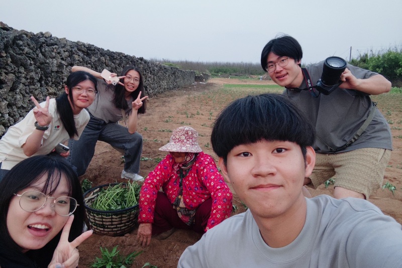 同學採訪在蔡宅種植蔬菜的農民圖片